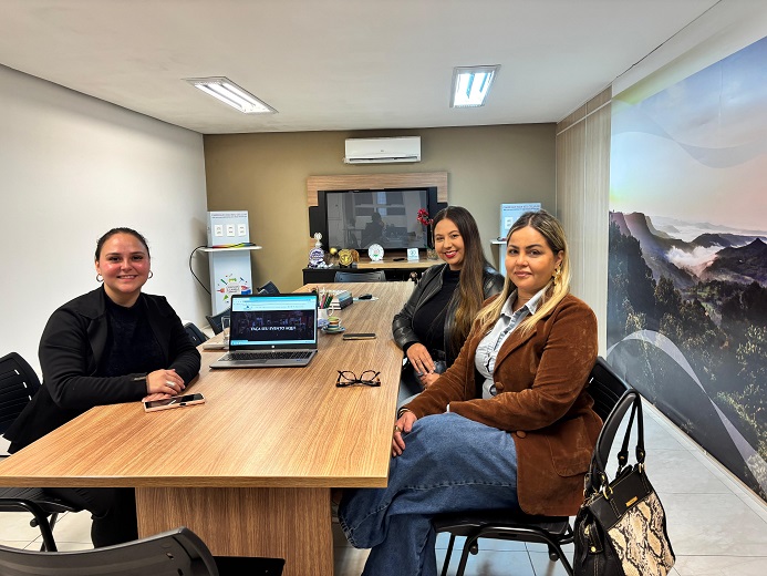Equipe de relacionamento se reúne com associados