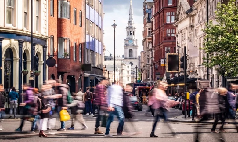 Turismo internacional continua trajetória de crescimento e deve atingir 1,54 bilhão de viagens em 2025